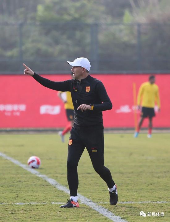 章子怡身穿灰色流金刺绣礼服 《巴黎假期》古天乐开工足疗 郭采洁被“腿咚” 2015-06-26 由阮世生执导，古天乐、郭采洁、方中信、徐正曦、胡静、刘梓妍、文咏珊主演的浪漫爱情喜剧《巴黎假期》将于7月31日全国公映。