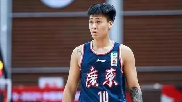 终极预告中上演着豪门惊悚猎杀，蛇蝎后妈设下致命陷阱，豪门独女谋划反击圈套，这场血色迷局杀机四伏，究竟谁才是真正的猎 导演程亚楠分享影片《即兴谋杀》创作背后的思考 2025-11-09 正在热映的电影《即兴谋杀》以一起“百亿富商失踪案”拉开序幕，数亿遗产引发的人性迷局随之展开。
